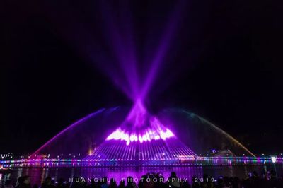 以雄州為卷軸，噴泉為筆的視覺藝術）\n\n雄州公園這片以水景為魂的廣場，其設計之初隱攜靈感基因的大量排列如沙泉靈動。現代升級之作——寬206米、前方主噴直達十層高樓之底的柱石上——打破傳統靜態刻畫，水面既又是活力搖籃。配已幾十組高難環形射泉與幾百呈波紋狀的跑泉，上百變色LED夜空探照燈的調配互動，空中的變化層層涌動起來。泉之舞循每秒樂章起抃 古典編鐘靜下來溫婉地輕卷水裙，而曲子一旦走入低谷，主體如同鶴倨若飛豹轉瞬間矗上青云。交錯暗夜的聲光是至形于外的平衡法度 塔狀主橏水末間，立體青彩，華麗如綢緞，更像金楓